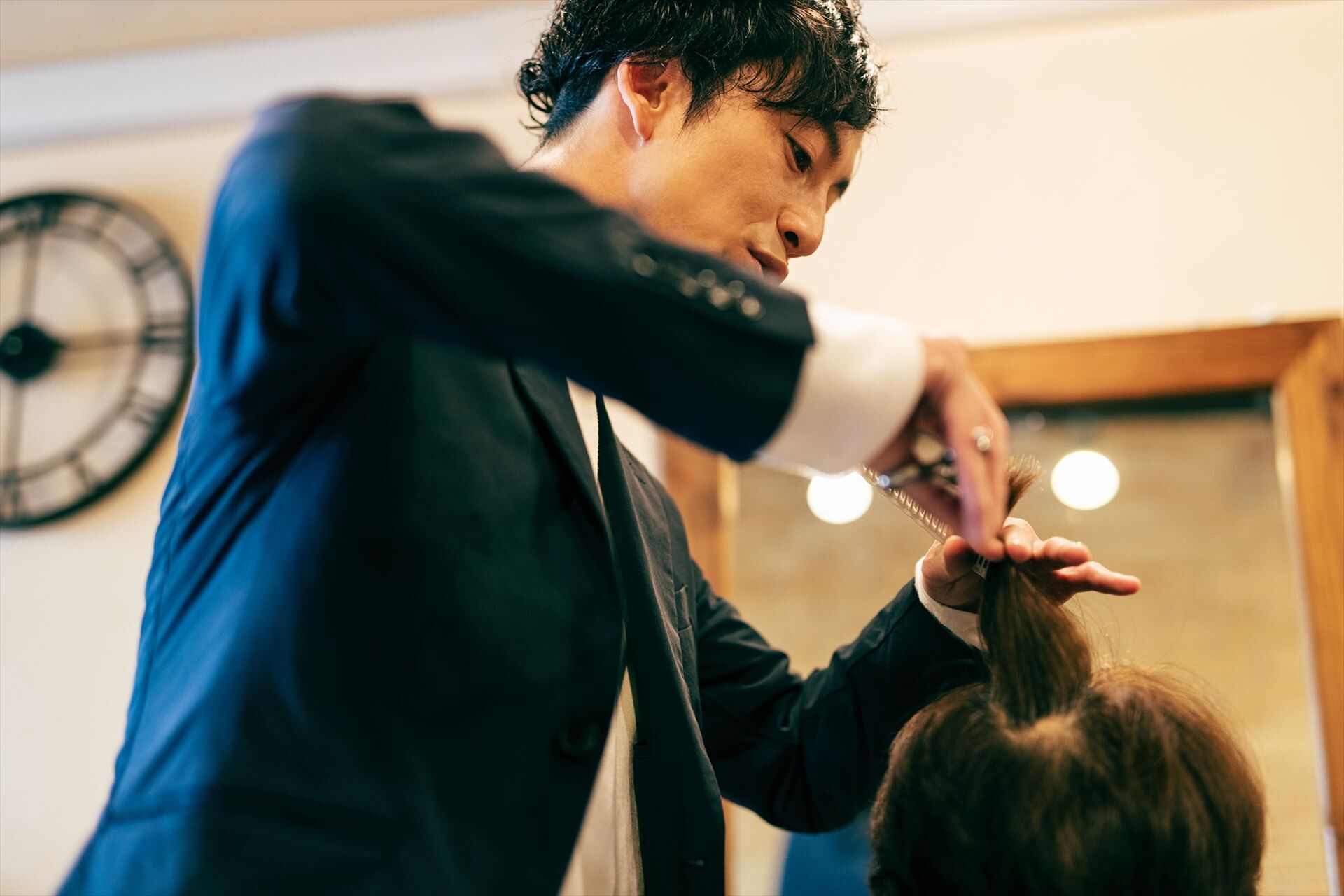 カットする理容師